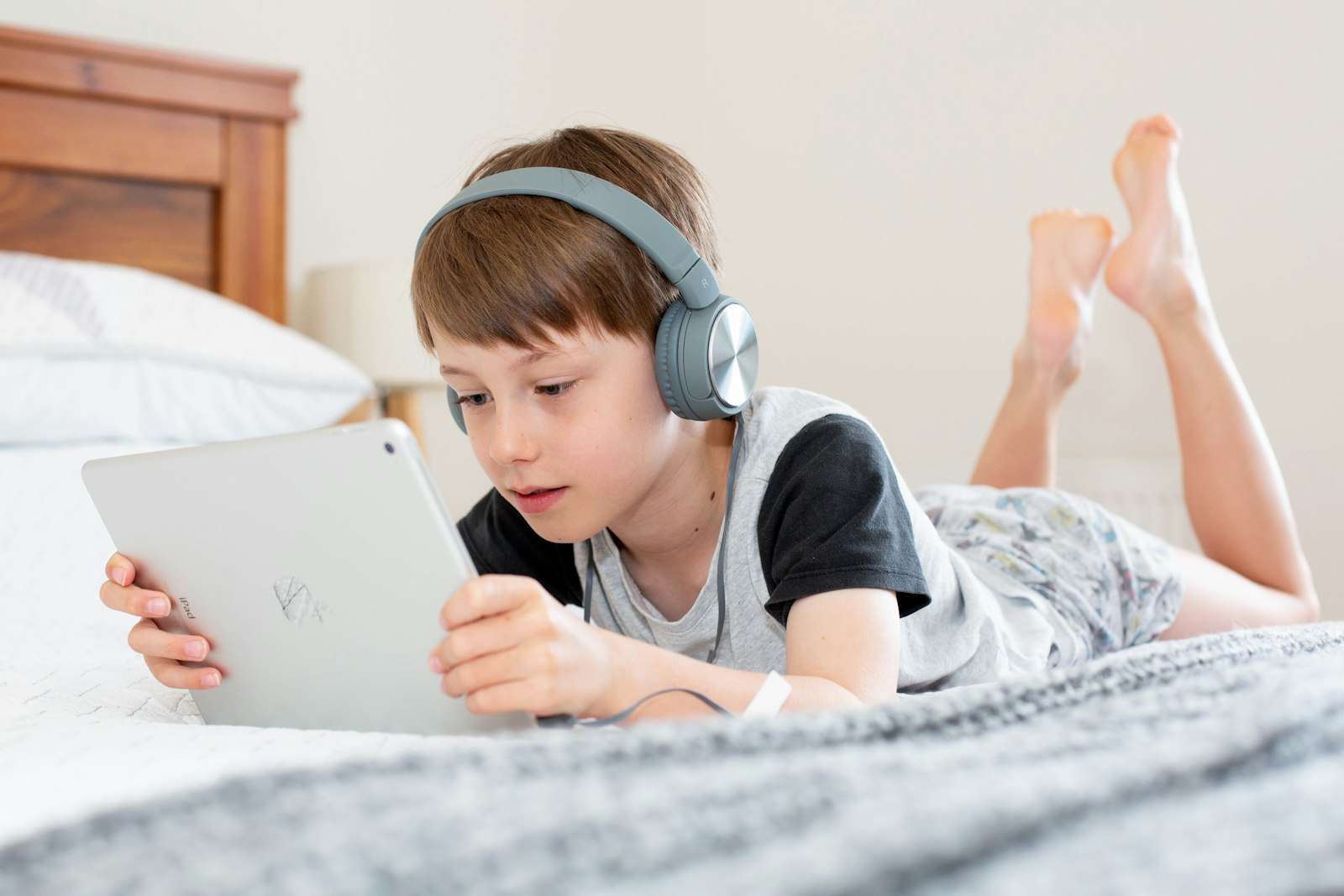 Tai nghe cho bé học online: chọn sao cho tai bé an toàn